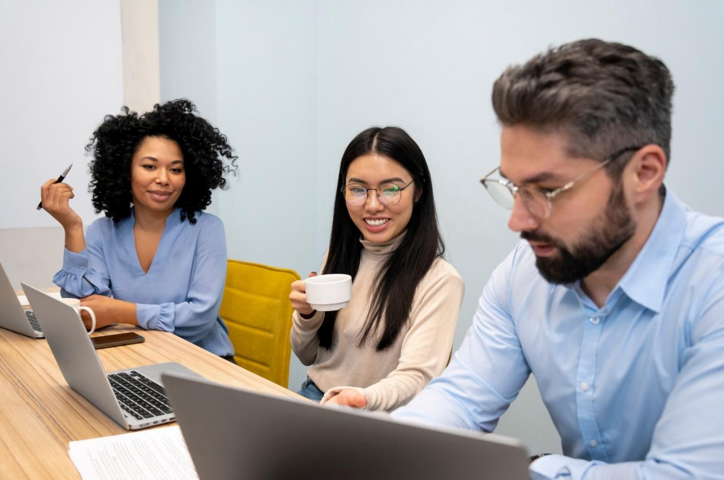 Equipo de isparioluxe trabajando en soluciones financieras personalizadas